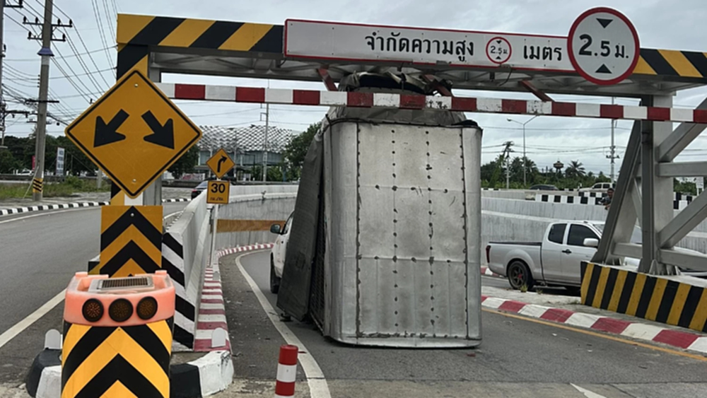 อุบัติเหตุ กระบะตู้ทึบ ชนคานกั้นความสูง อุโมงค์กลับรถ ถ.บรมราชชนนี