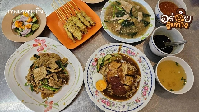 ราดหน้ายอดผัก ‘อภิโภชน์’ สูตรต้นตำรับ 50 ปี ของอร่อยซอยมัยลาภ