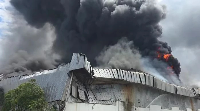 ไฟไหม้โรงงานยาง เมืองสมุทรสาคร เหตุท่อส่งน้ำมัน เร่งคุมเพลิงด่วน