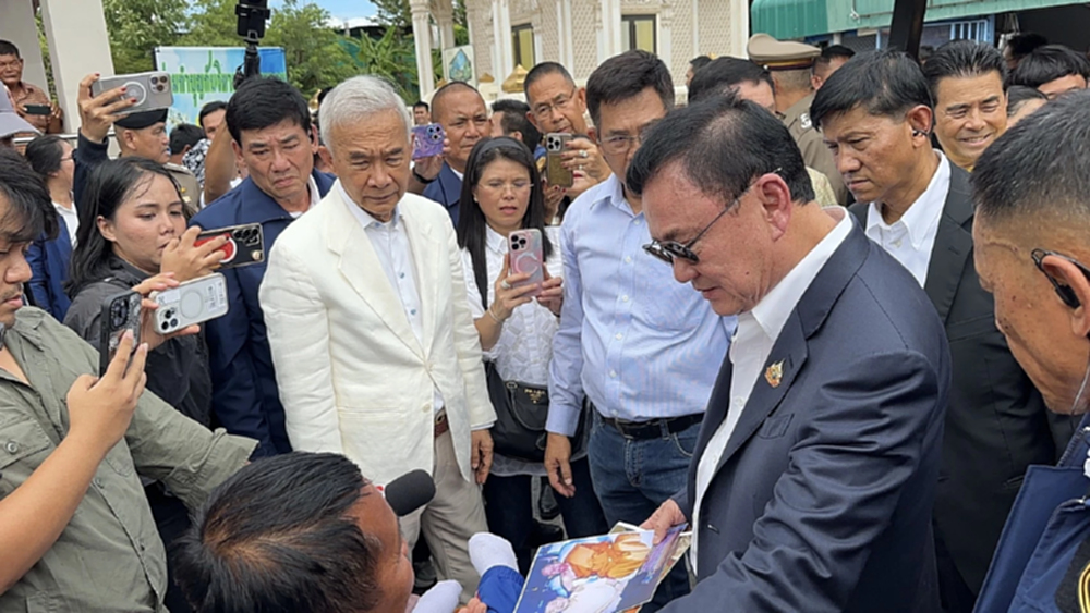 ‘ทักษิณ’ ถึงวัดบ้านไร่กราบรูปหล่อหลวงพ่อคูณ มวลชน แห่ต้อนรับ