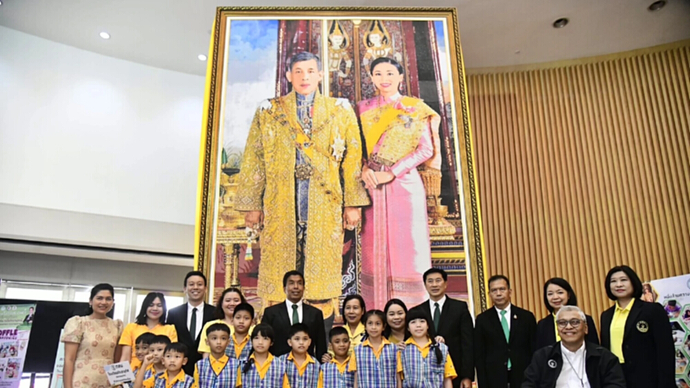 หนึ่งเดียวในโลก! “พระบรมฉายาลักษณ์” จาก “คริสตัล” 1.7 ล้านชิ้น