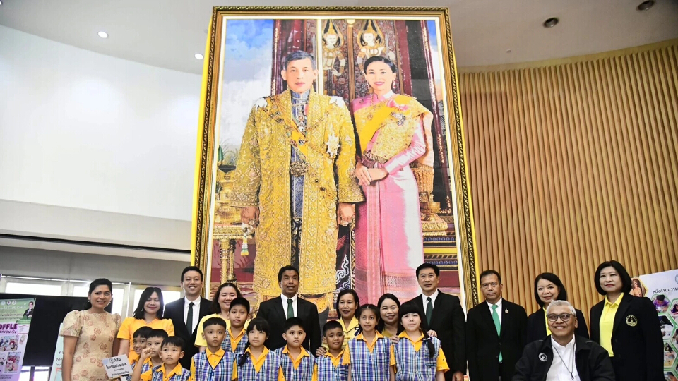 หนึ่งเดียวในโลก! “พระบรมฉายาลักษณ์” จาก “คริสตัล” 1.7 ล้านชิ้น