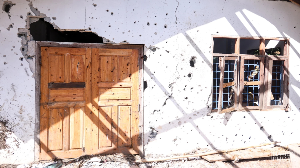 เปิดภาพความเสียหาย บ้านเรือนพังยับ หลังกัมพูชายิงจรวด BM-21 โจมตี