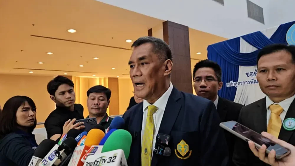 ปธ.กกต.เผยคดียุบ 6 พรรคยังสอบอยู่ - จ่อตีตกปมคลิปฉาวนายกฯ