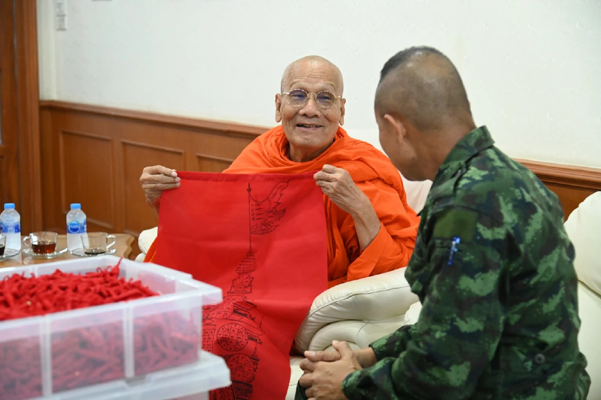 พระราชภาวนาพัชรญาณ มอบผ้ายันต์ให้ทหารชายแดนไทย-กัมพูชา