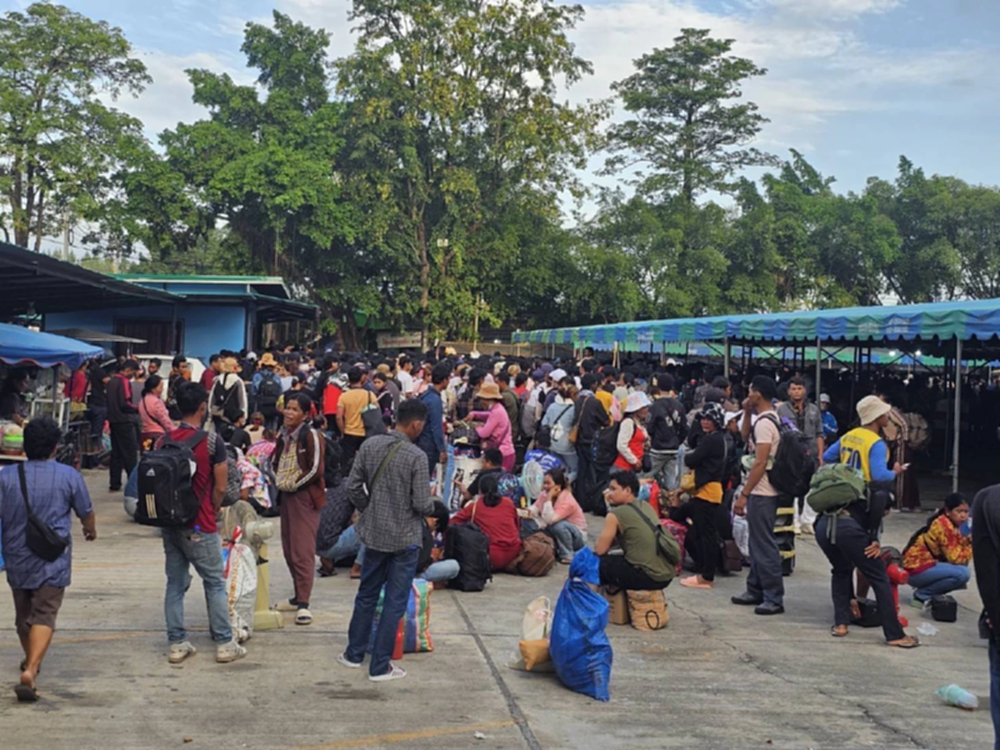 ชาวกัมพูชากว่า 2,000 คน ทะลักด่านบ้านแหลม กลับประเทศ หลังสู้รบไทย-กัมพูชา