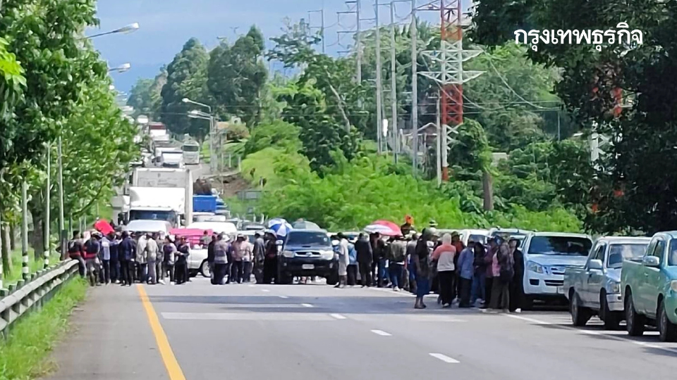 ชาวบ้านท่าแซะ จ.ชุมพร ปิดถนนประท้วง ปมเดือดเก็บปาล์มในป่า