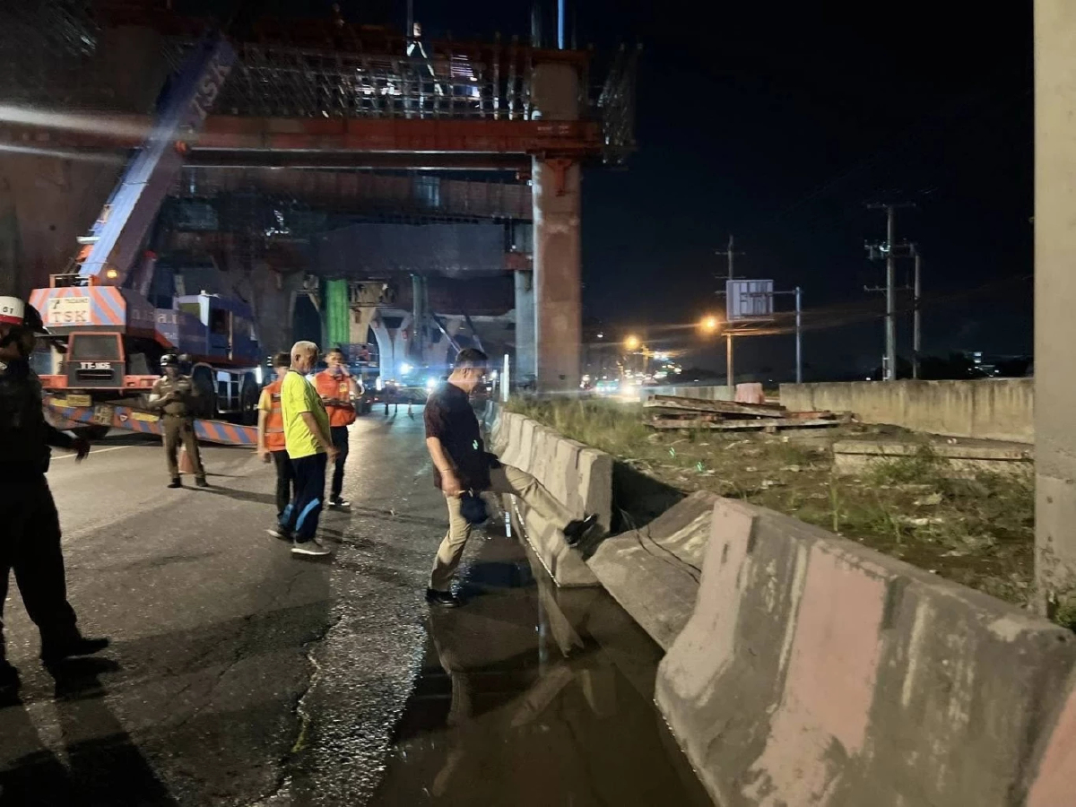 น้ำท่วมขังถนนพระราม 2 ร่องกลางกั้นน้ำไหลลงคลอง จี้ขุดลอกเนินตะกอน