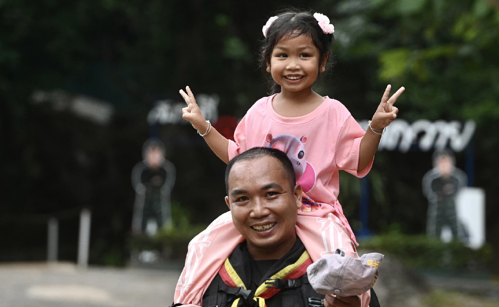 ดวงใจพ่อ! หนูน้อย 4 ขวบ ขี่คอพ่อทหารพราน เที่ยวปราสาทตาควาย