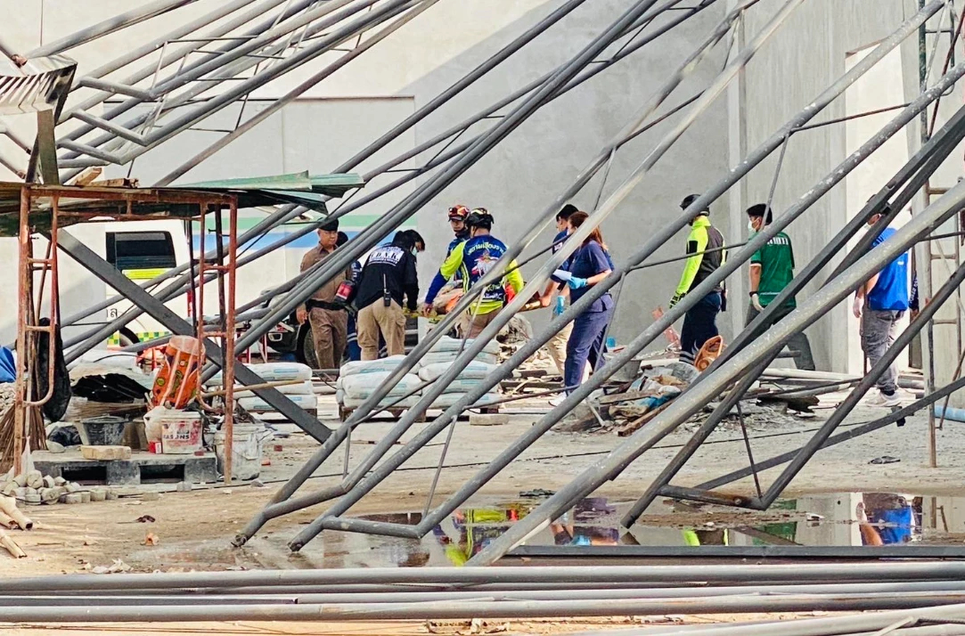 โครงสร้างอาคารเหล็ก ถล่ม ที่เวียงป่าเป้า คร่า 1 ชีวิต บาดเจ็บอีก 6