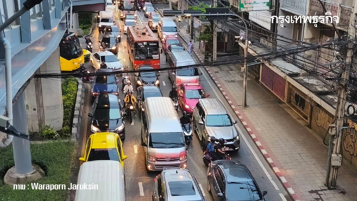 ถนนสุขุมวิท รถติดมาก ปากซอยสุขุมวิท 64/1 มีงานเทปูน ปูนยังไม่แห้ง