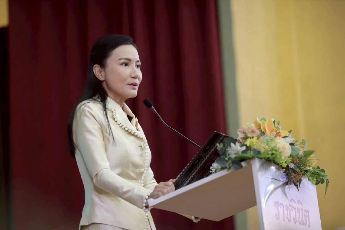 “นฤมล”ลุยสานต่อแจกเครื่องมือส่งเสริมการสอนนักเรียน-ครู