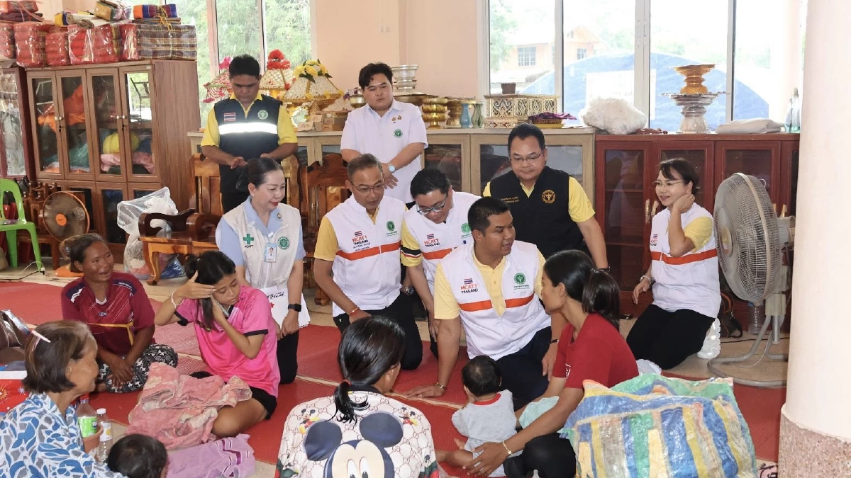‘สธ.’ ลงพื้นที่ ตรวจเยี่ยมศูนย์พักพิง พื้นที่ปะทะชายแดนกัมพูชา