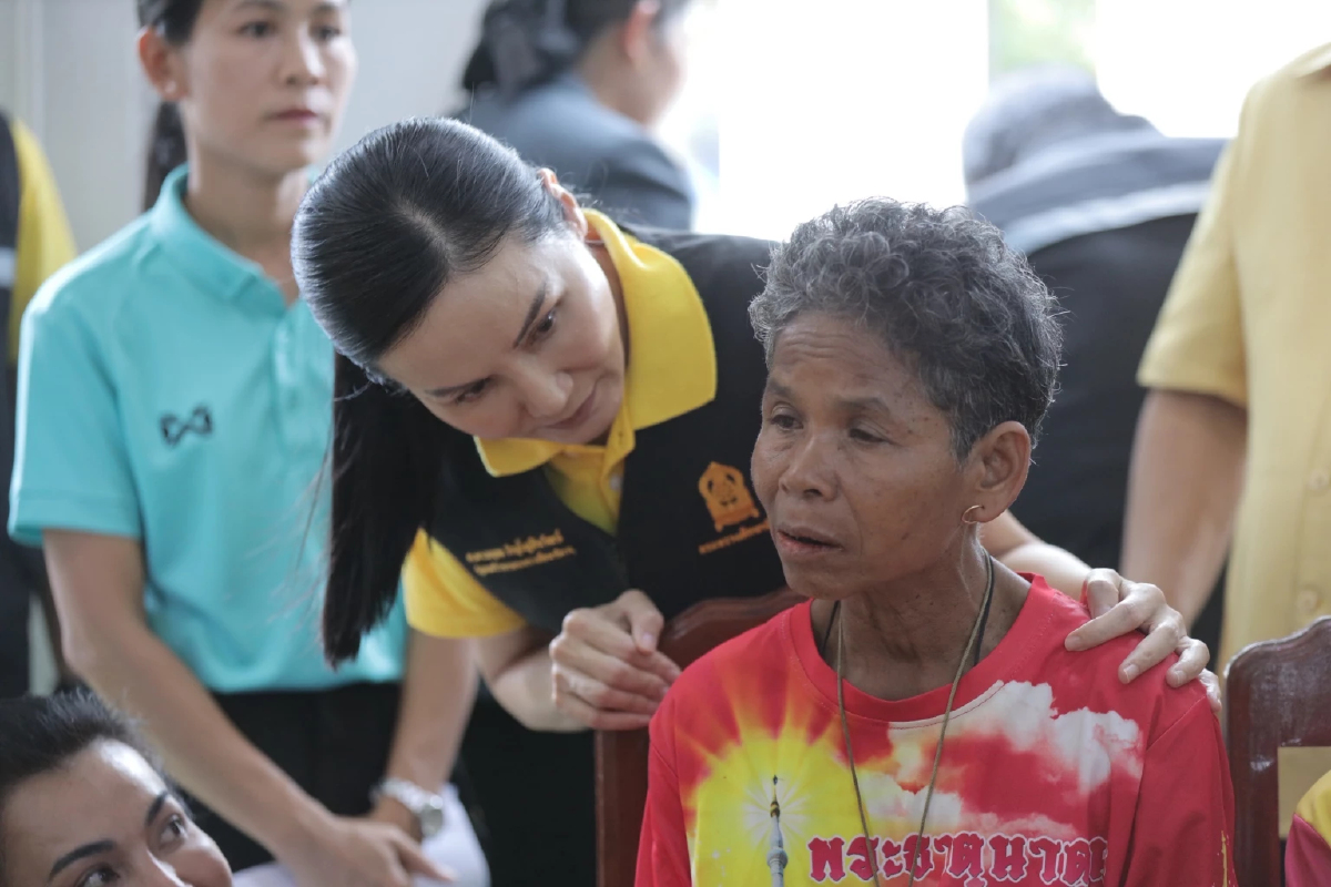 “นฤมล“ลงพื้นที่เยี่ยม”ยายสะทน“เหยื่อเหตุระเบิดไทย–กัมพูชา