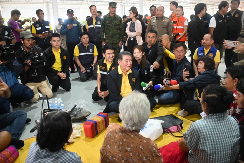 'ภูมิธรรม' เยี่ยมศูนย์อพยพ ตราด บอก 'แพทองธาร' ฝากส่งความห่วงใย