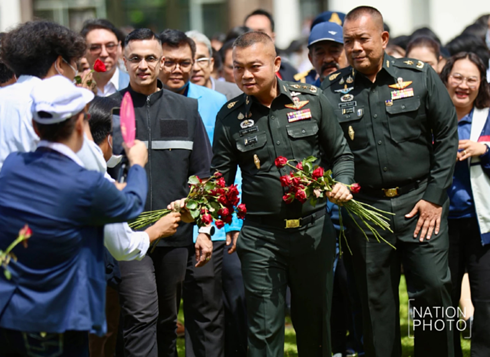 'แม่ทัพภาค 2' รับมอบบังเกอร์จาก 'อุเทนถวาย' เซฟทหารชายแดน