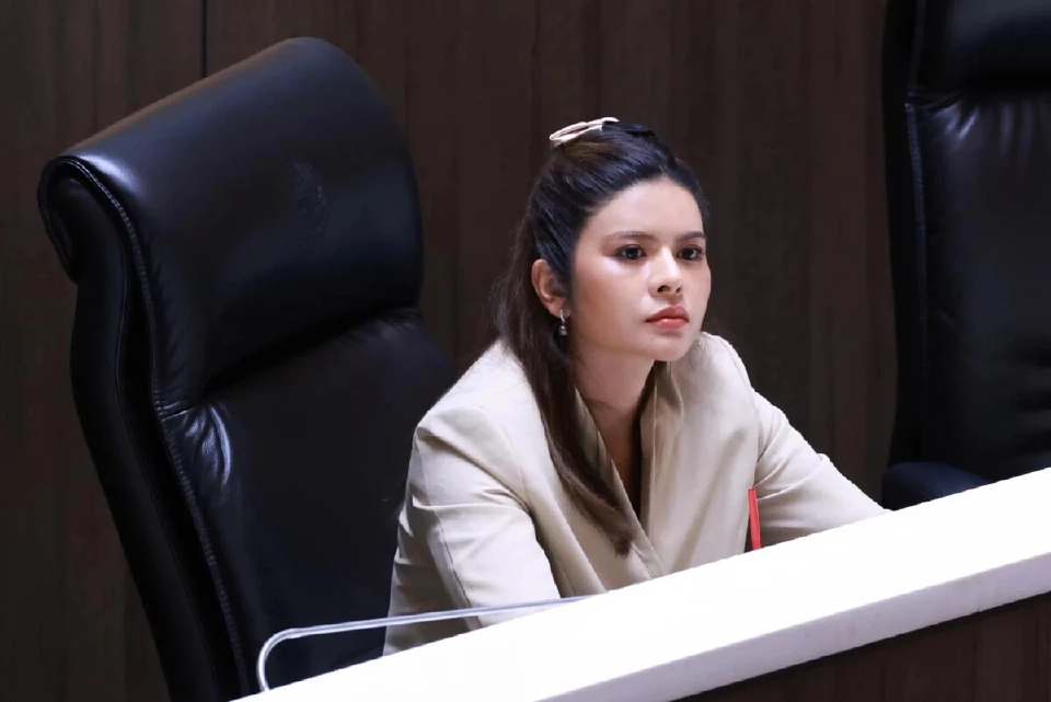 'ลิซ่า' แจง ปชน.ยังไม่ซักฟอก ซัดพวกปากค้าน แต่ใจหวังเสียบรัฐบาล