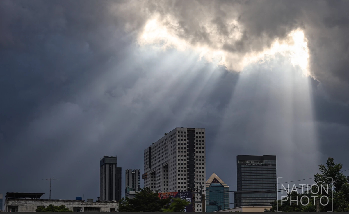 ชมชัดๆ 'ลำแสงสีทอง' ปรากฏการณ์ทินดอลล์ อวดโฉมเหนือฟ้ากรุงเทพฯ