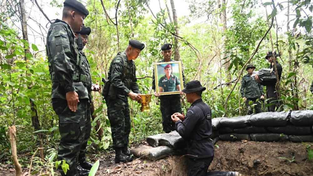 มทภ.2 นำสิ่งของพระราชทาน ในหลวง-กรมสมเด็จพระเทพฯ มอบทหารชายแดนไทย-กัมพูชา