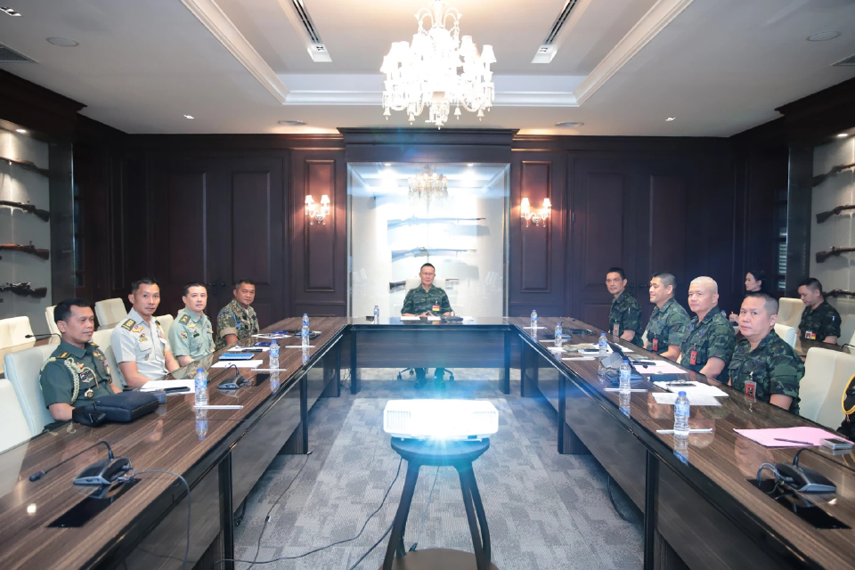 ทบ. เชิญผู้ช่วยทูตทหารอาเซียน แจงชายแดนไทยกัมพูชา หลัง หยุดยิง