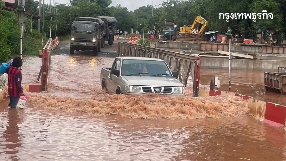 สถานการณ์น้ำท่วมอุตรดิตถ์ ถนนสายหลัก ดินโคลน เศษไม้ ทับผิวทาง