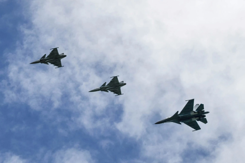 ‘F-16‘ 2 หมู่ ทิ้งบอมบ์ หลังกัมพูชายิงจรวด BM21 ใส่ปราสาทตาเมือนธม