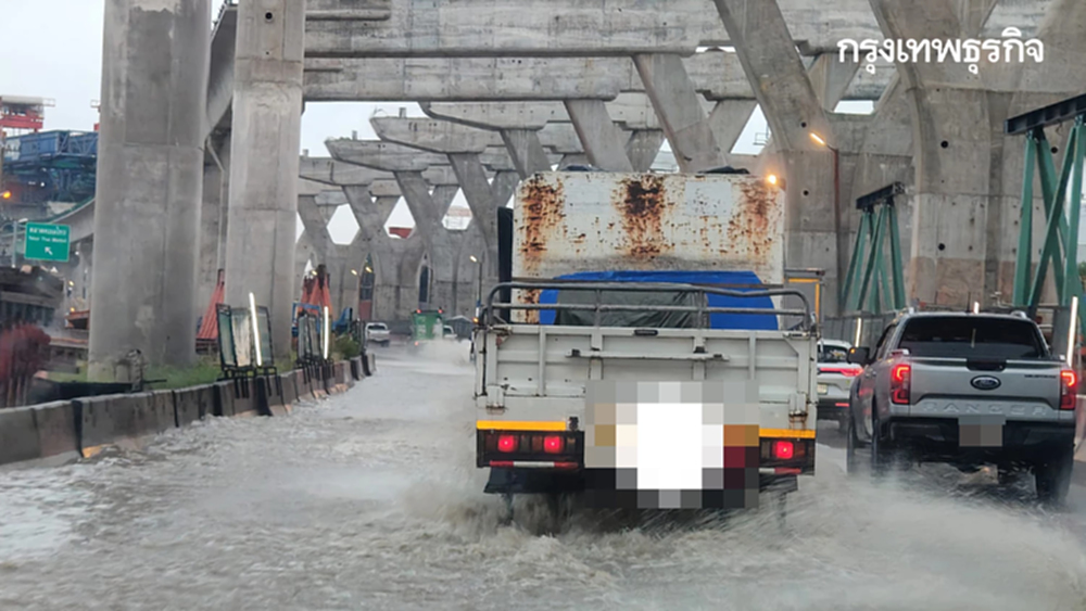 รถติดมาก ถนนพระราม 2 ฝั่งเข้า กทม. มีน้ำท่วม พื้นผิวถนนแย่ เป็นหลุม