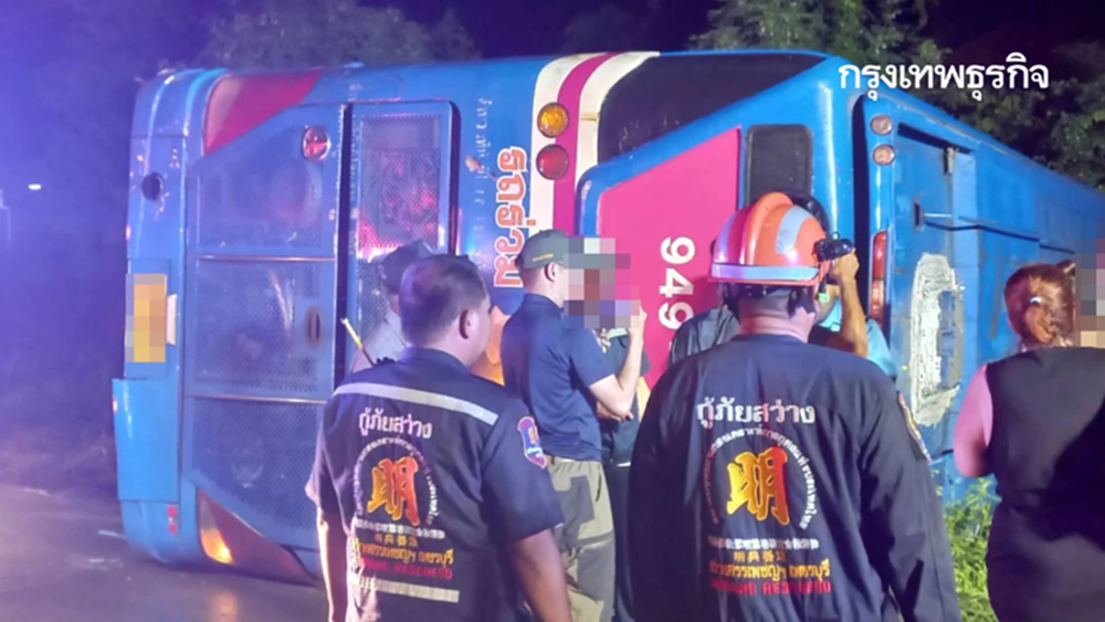รถทัวร์ตกข้างทาง ถ.เพชรเกษม เพชรบุรี มีผู้โดยสาร 28 ชีวิต เจ็บอื้อ
