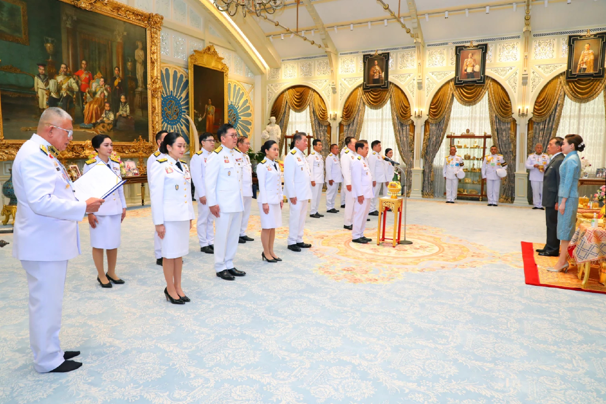 11.11 น. ในหลวง-ราชินี เสด็จออกฯ ให้รรท.นายกฯนำ รมต.ใหม่ ถวายสัตย์