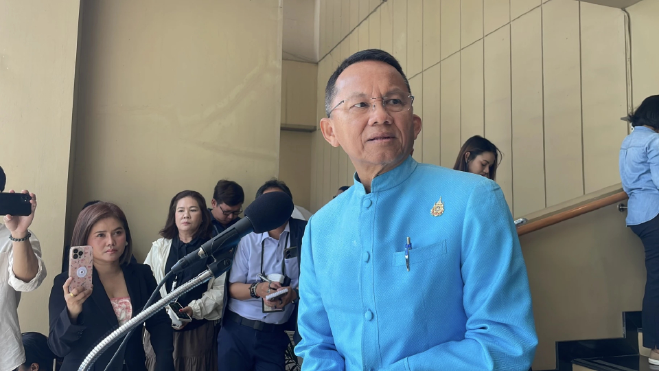 'สมศักดิ์' แจก N95 ประชาชน-เจ้าหน้าที่ ป้องกันกลิ่นเหม็นศพทหารกัมพูชา