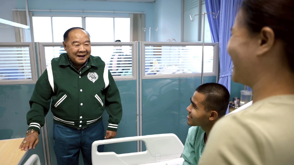 น้องเจ็บ พี่เจ็บด้วย ‘บิ๊กป้อม’ เยี่ยม8ทหารกล้า เสียสละปกป้องประเทศ