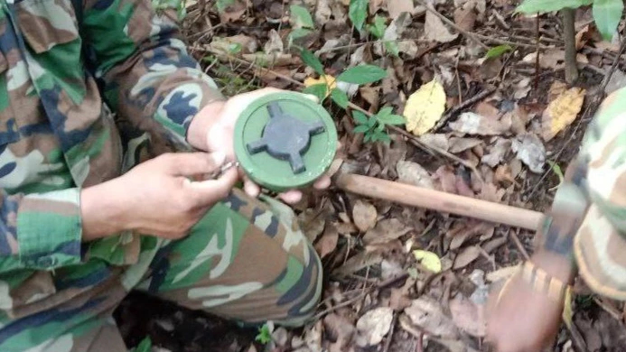 ผงะ 'ทภ.2' แฉ กัมพูชา ขว้างทุ่นระเบิดข้ามรั้วลวดหนามใส่ฝ่ายไทย