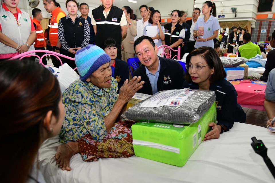 ‘มนพร’ ลงพื้นที่ จ.ศรีสะเกษ สั่งทุกหน่วยงานดูแลประชาชน