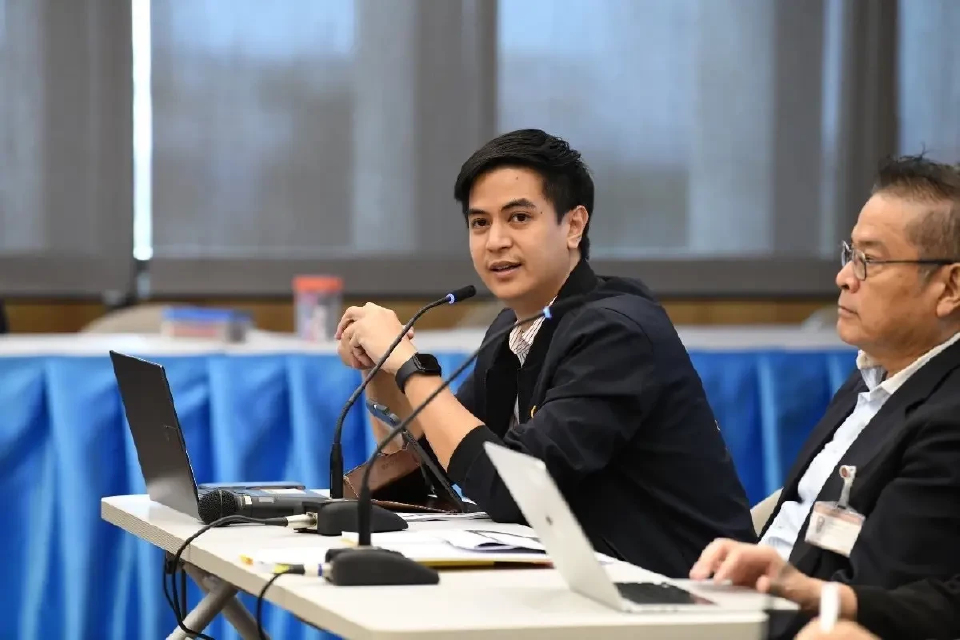 โฆษก ปชน.สวนโฆษก พท. นโยบาย รฟฟ.20 บาทช้า เพราะรัฐบาลไม่รอบคอบเอง