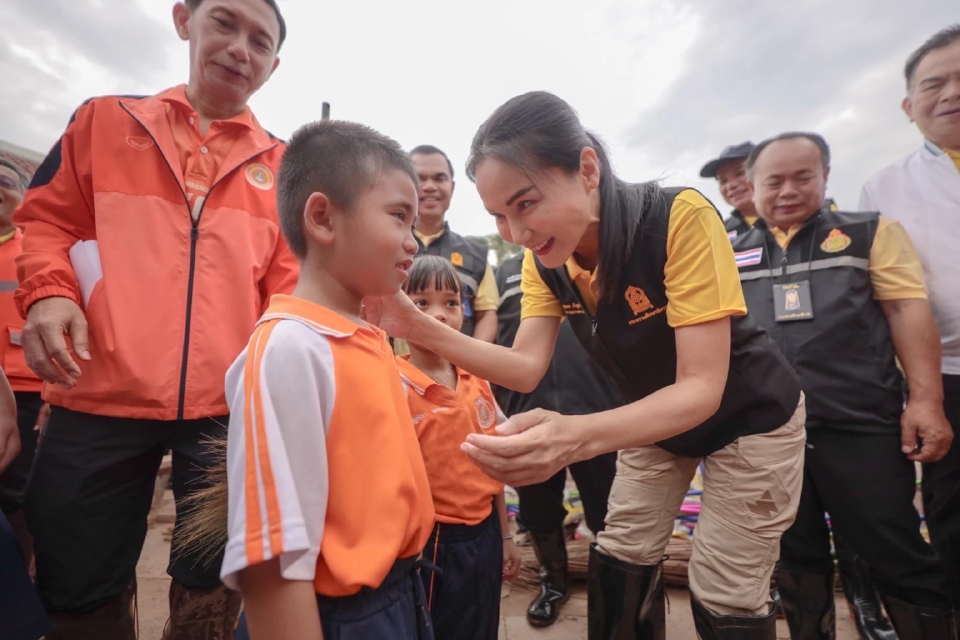 ”นฤมล”นำทีมลงพื้นที่”น่าน”ตรวจเยี่ยมสถานศึกษาเสียหายน้ำท่วม