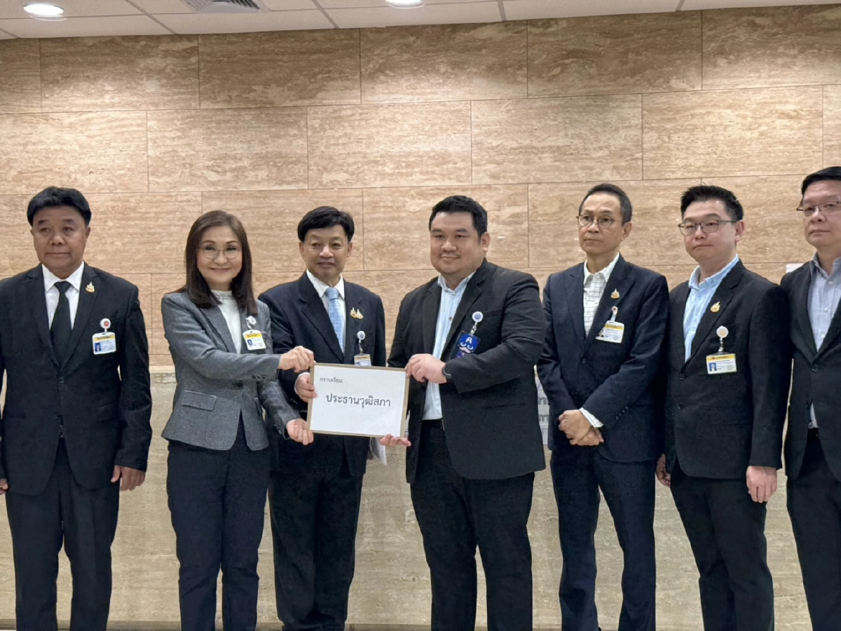 'สว.ข้างน้อย' ฝ่ากระแสล็อบบี้ รวมชื่อ 30 คน ยื่นถอด 136 สว.น้ำเงิน