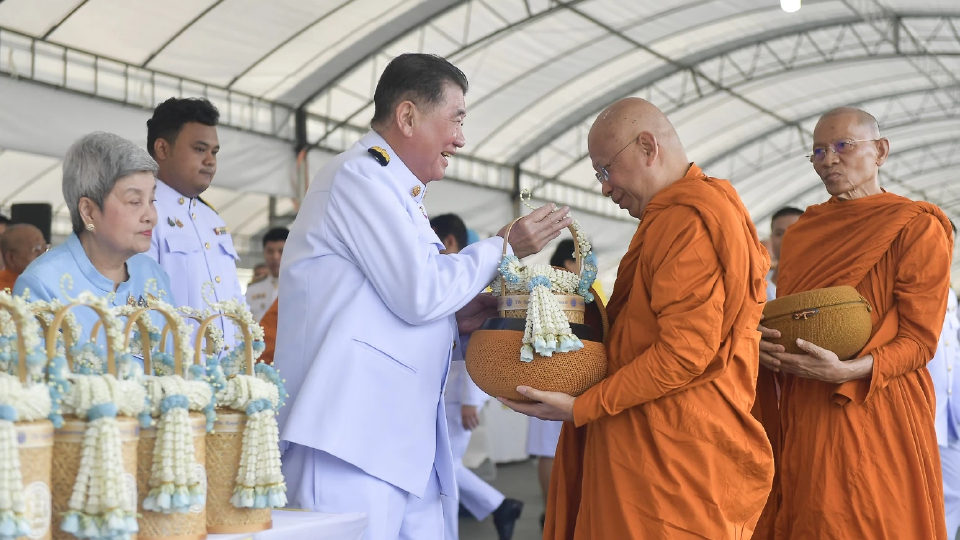 ครม. ตักบาตร ถวายพระราชกุศล วันเฉลิมฯ พระบรมราชชนนีพันปีหลวง 12สิงหาฯ