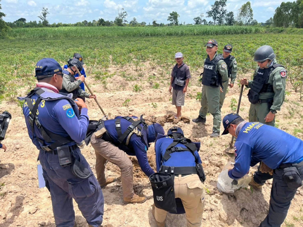 ชุด EOD สุรินทร์ รุดตรวจหลุมระเบิดจรวด BM-21 ตก อ.กาบเชิง กว่า 10 จุด กระสุนอื้อ