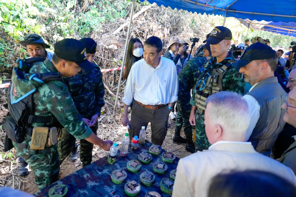 คณะทูต ตรวจ ภูมะเขือ ดู 46 ทุ่นระเบิดทหารเก็บกู้ พบ อาวุธกัมพูชาในเขตไทยเพียบ