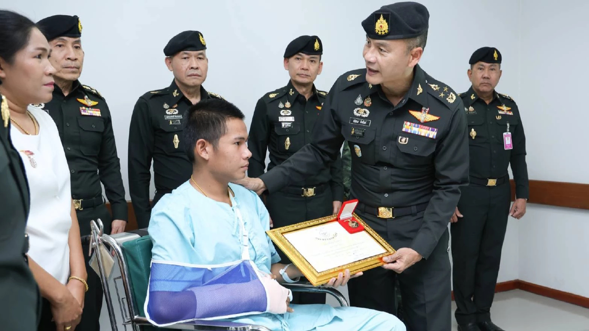 ปลัด กห. มอบ เหรียญบางระจัน เชิดชูเกียรติ ทหาร ปกป้องอธิปไตยชายแดนไทย - กัมพูชา