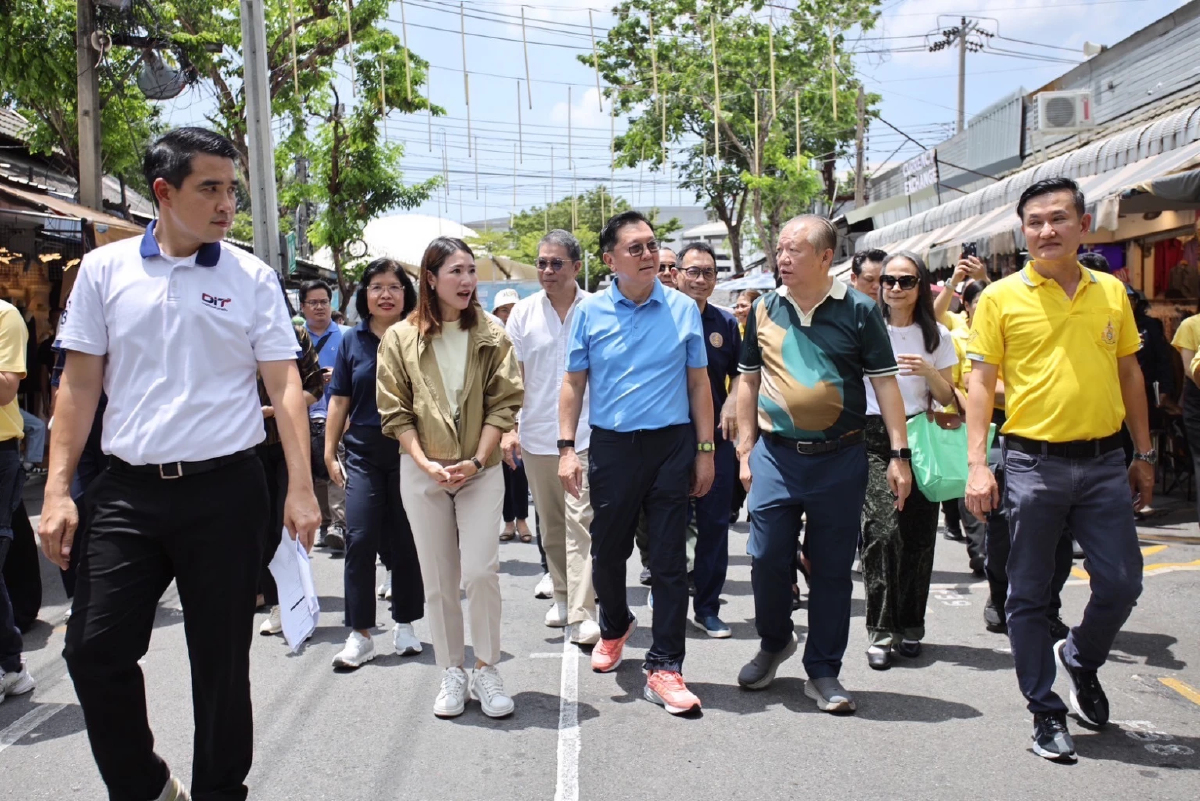 จตุพรลงพื้นที่ตลาดนัดจตุจักร ให้กำลังใจพ่อค้าแม่ค้า