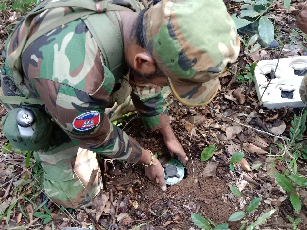 ทหารเรือ เจอโทรศัพท์ บนภูมะเขือ พบหลักฐานเพียบ ทหารกัมพูชาวางทุ่นระเบิด