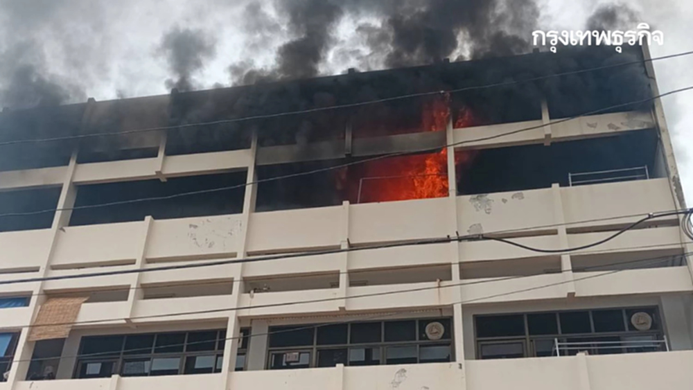 ด่วน ไฟไหม้บ้านปชช. ซ.เจริญนคร 46 เร่งช่วยเหลือผู้ติดค้างในอาคาร