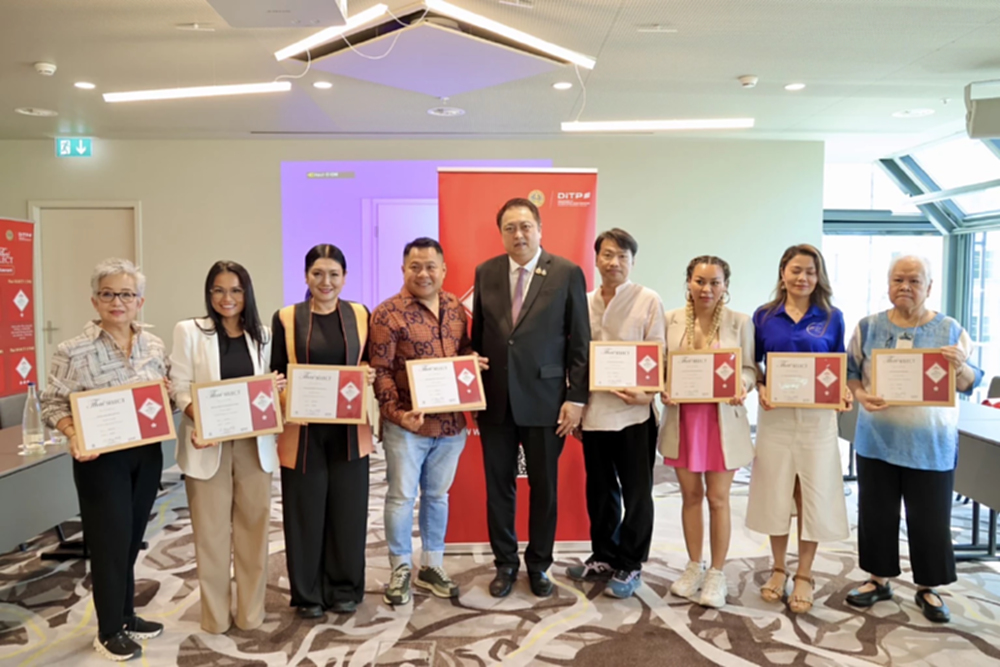 “สุชาติ” มอบตรา Thai SELECT โฉมใหม่ให้ 8 ร้านอาหารไทยในสวิส