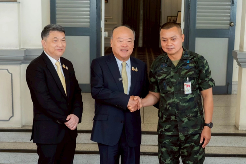 'คีรี' มอบเงิน 50 ล้านผ่าน ผบ.ทบ. -มทภ.2 ให้ทหารชายแดน ไทย-กัมพูชา