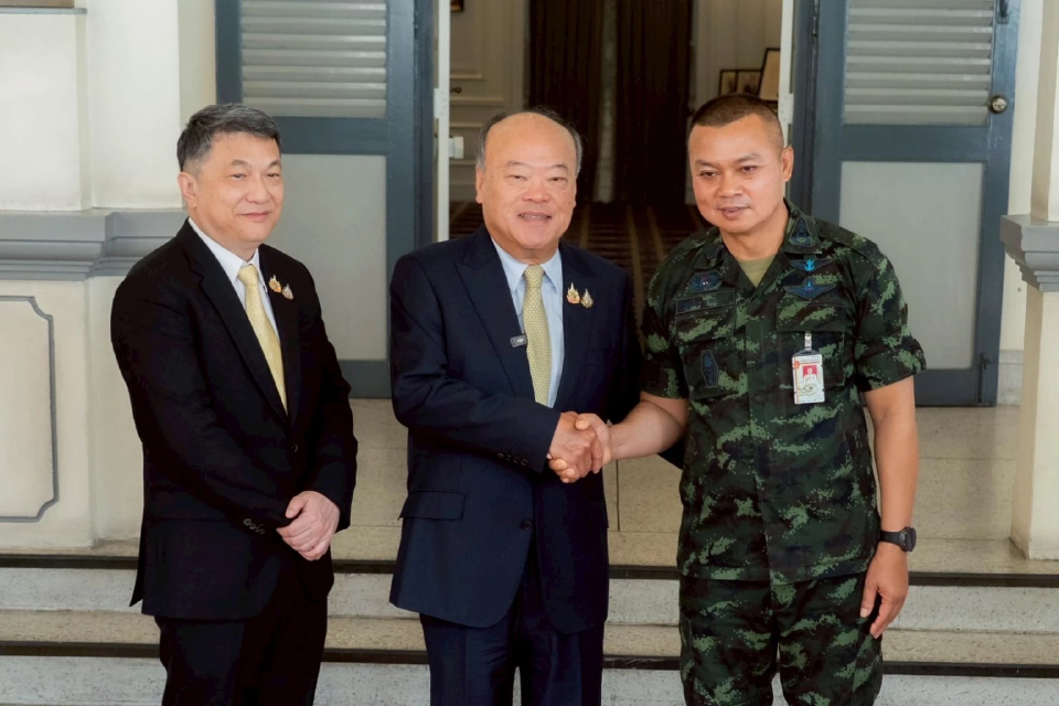 'คีรี' มอบเงิน 50 ล้านผ่าน ผบ.ทบ. -มทภ.2 ให้ทหารชายแดน ไทย-กัมพูชา
