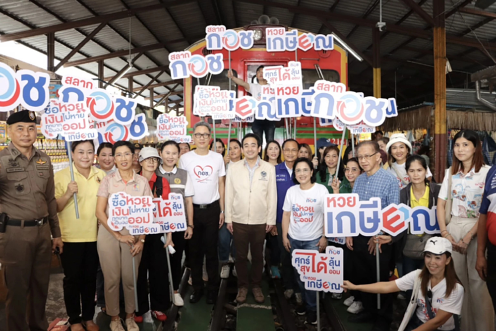 'หวยเกษียณ' โรดโชว์ตลาดร่มหุบ – อัมพวา ชู'ซื้อหวย เงินไม่หาย'