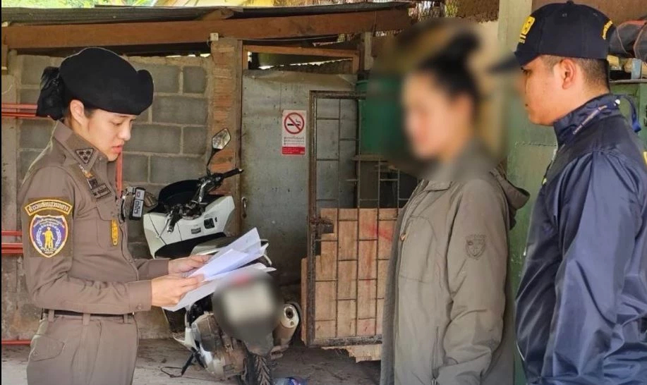 บุกจับสาวแสบเซลล์ปลอม ตุ๋นบริษัทน้ำมัน หนีซ่อนตัวในบ้าน 3 ปี