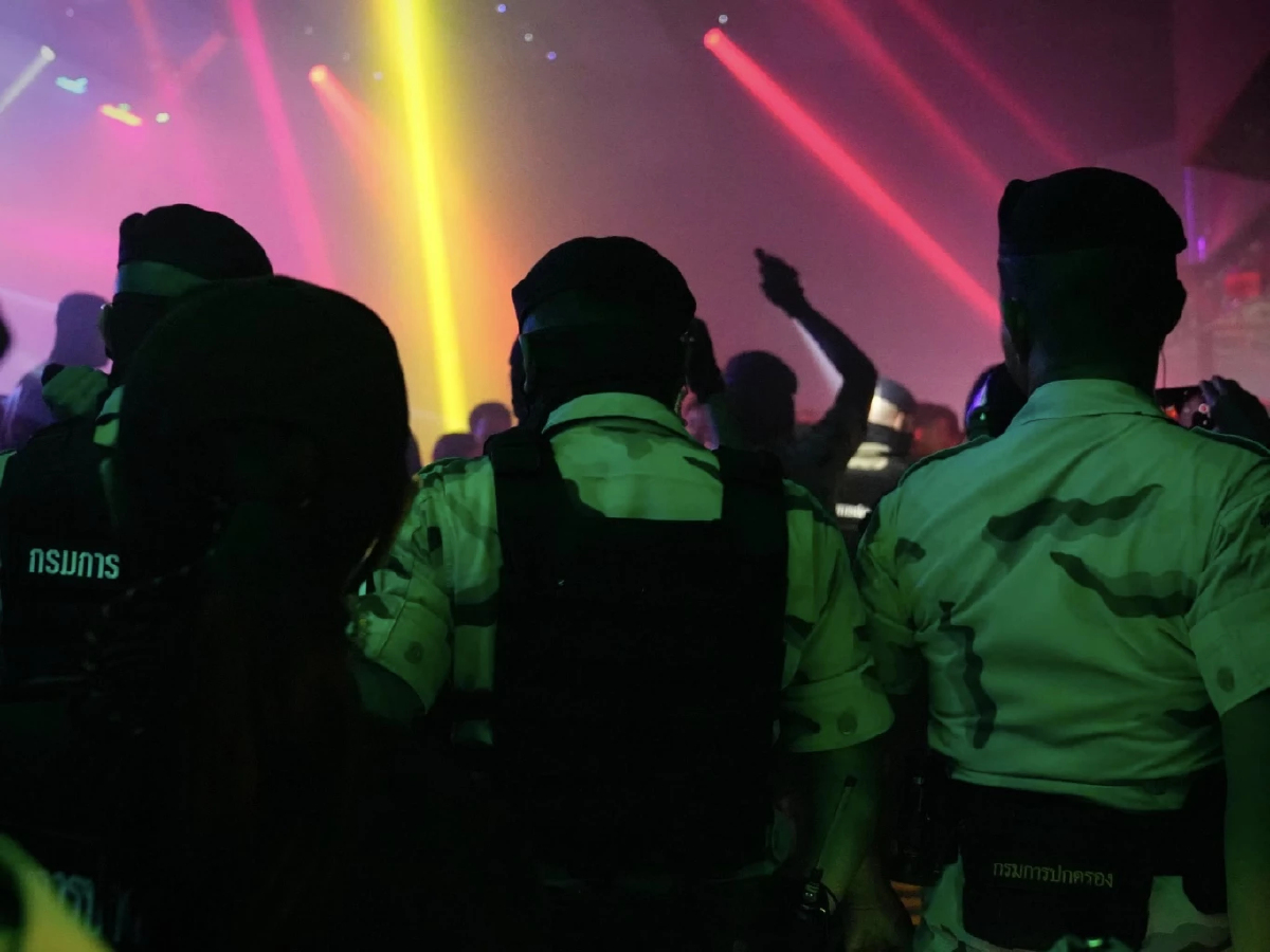 บุกผับดังปทุมธานี นักเที่ยวโกลาหล ตรวจปัสสาวะสีม่วง 173 คน จี้สั่งปิด