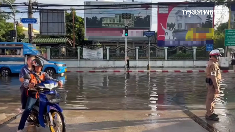 ฝนตกแต่เช้า น้ำท่วมขังสูง 20 ซม. แยกสนามบินสุวรรณภูมิ รถชะลอตัว